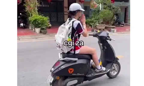 Nữ sinh “chắp tay” khi lái xe máy điện, CSGT vào cuộc