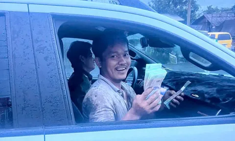 Người phụ nữ đánh rơi 200 triệu đồng giữa trời mưa và cái kết ấm lòng