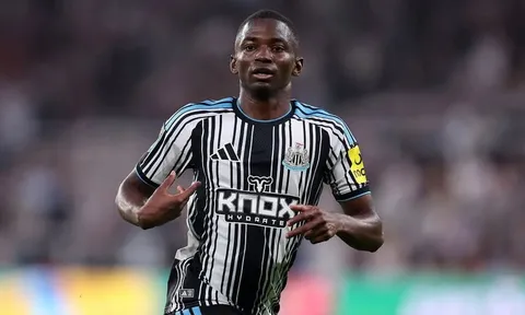 Sao trẻ Newcastle khiến Manchester United và Arsenal đứng ngồi không yên
