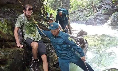 3 giờ băng rừng giải cứu 2 du khách nước ngoài đi lạc