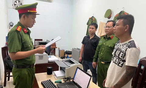 Bắt chủ tài khoản Facebook “Không Cần Biết”, mang kiếm đi đập phá tài sản rồi đăng lên mạng