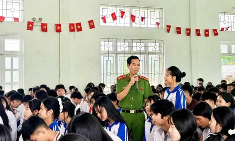 Thượng úy Công an mở lớp học miễn phí, giúp học sinh nghèo nuôi ước mơ