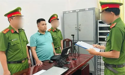 Khởi tố người đi xe máy ngược chiều, bóp cổ tài xế ô tô sau va chạm