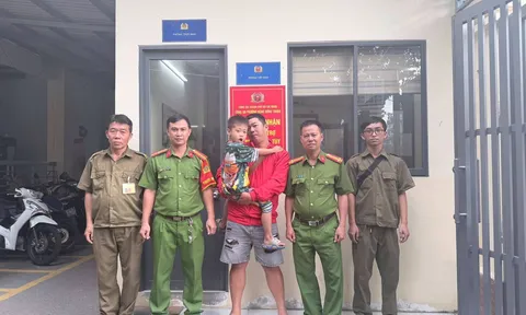 Nhớ bố, bé trai 5 tuổi lẻn ra đường lúc 2h sáng đi tìm và cái kết ấm lòng