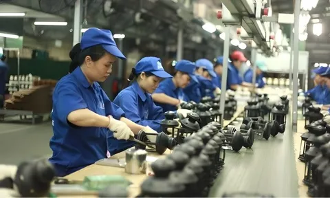 Người dân ở xã an toàn khu đi làm công ty có được miễn đóng BHYT không?