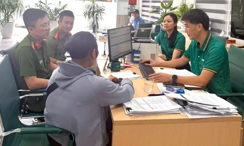 Đến ngân hàng rút hơn 100 triệu đồng tiền tiết kiệm, biểu hiện lạ của người phụ nữ khiến nhân viên vội báo công an