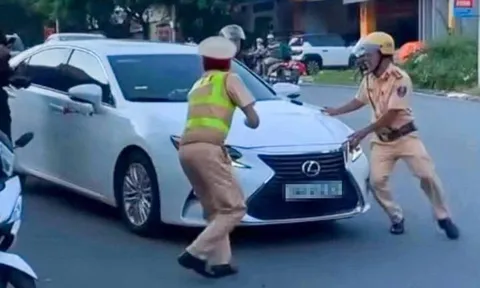 Nữ tài xế xe Lexus vi phạm tốc độ, chốt cửa ô tô rồi tăng ga rời chốt CSGT