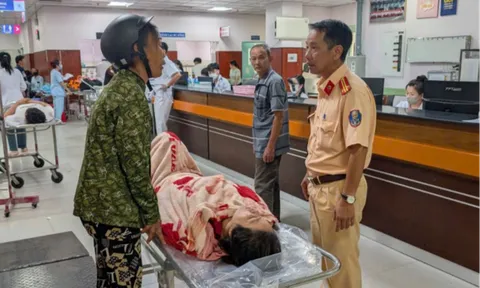 Cảnh sát đường thủy kịp thời cứu người phụ nữ nhảy cầu Vàm Cống trong đêm tối