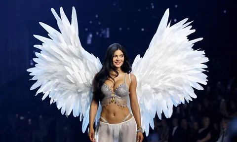 Cận cảnh chiếc áo ngực 50 triệu USD đắt nhất lịch sử Victoria's Secret do mỹ nhân 1997 trình diễn