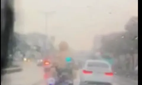 Giữa cơn mưa, CSGT Hà Nội mở đường đưa bé 4 tháng tuổi đi cấp cứu
