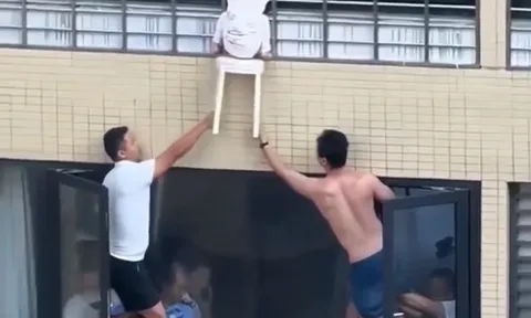 Bé gái 3 tuổi mắc kẹt ngoài cửa sổ tầng 12 khi mẹ vắng nhà: Cảnh giải cứu nghẹt thở