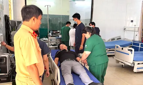 Người đàn ông nằm bên Quốc lộ 2D may mắn được cảnh sát hỗ trợ