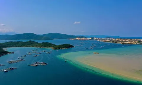 Tìm thấy nơi đón ánh nắng đầu tiên của Việt Nam, vùng biển trong vắt đẹp như tranh, đi bộ hơn 11 km mới tới