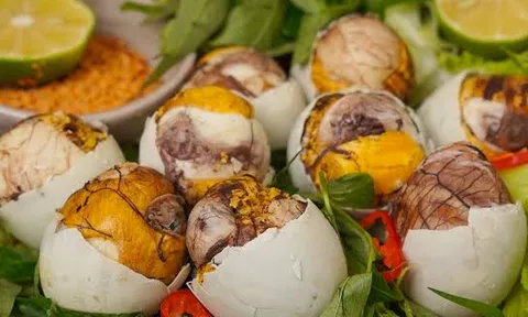 Trứng vịt lộn đừng chỉ luộc, đem nấu với loại quả bán đầy chợ được món ngon thơm nức, ngọt thanh