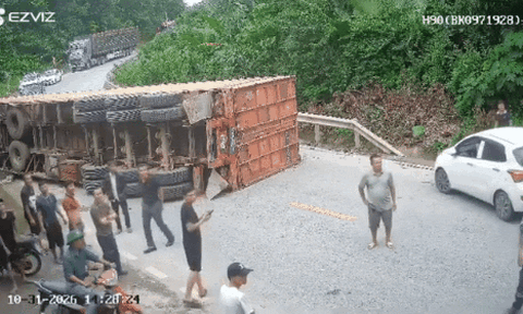 Container lao tới hiện trường tai nạn, đám đông thoát nạn trong gang tấc