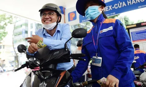 Giá xăng tiếp tục giảm