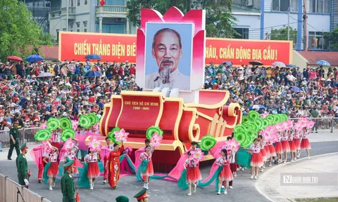 Ngắm dàn trực thăng trình diễn trên bầu trời Điện Biên