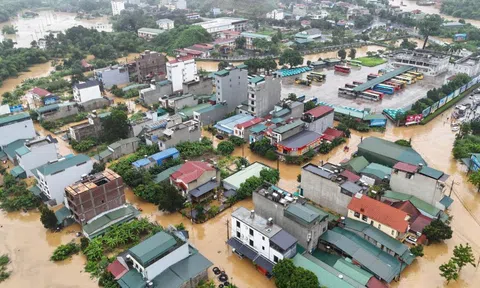 Cảnh sát phá dỡ mái nhà giải cứu người dân trong mưa lũ ở Hà Giang