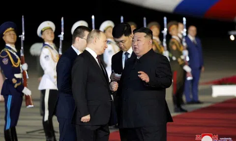 Chủ tịch Triều Tiên Kim Jong-un đón Tổng thống Putin ở sân bay