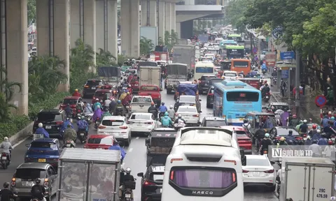 Hà Nội ngập úng khiến giao thông ùn tắc kéo dài