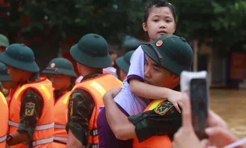 Kiên quyết không để người dân ở lại khu vực nguy hiểm khi lũ lên cao