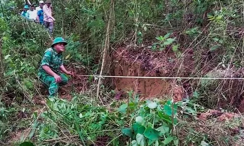 Quả đồi nứt toác đe dọa nhà dân, Quảng Nam công bố tình huống khẩn cấp