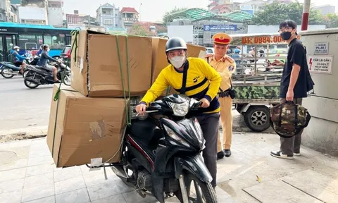 Quy định về chở người, hàng hóa trên xe máy từ 1/1/2025, biết kẻo bị phạt