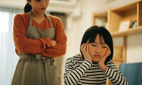 Nửa đêm nghe tiếng động trong bếp, tôi vội đi kiểm tra thì bật khóc khi nhìn thấy hành động của con gái