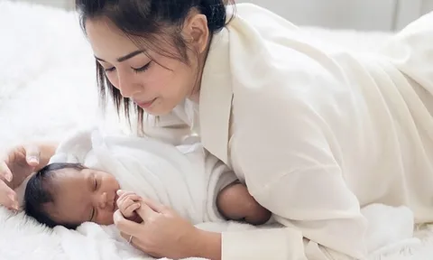 Bị mẹ chồng mắng tiêu hoang vì mua 600 nghìn/bình sữa cho con, con dâu âm thầm làm một việc khiến bà "quay xe"