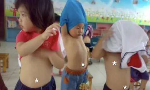 Đến trường đón con, mẹ bỉm vô tình thấy cảnh tượng trong nhà vệ sinh liền đòi kiện hiệu trưởng