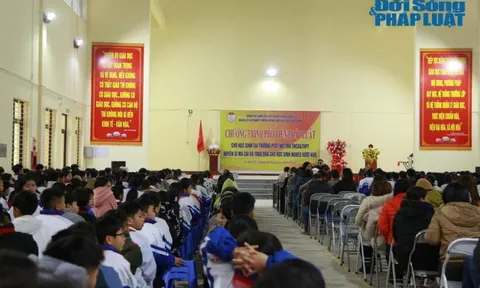 Hội Luật gia Việt Nam trao quà cho đồng bào và các em nhỏ vùng cao