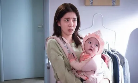 Bảo mẫu suốt ngày lướt điện thoại, chồng lại lén cho thêm cô ta 2 triệu/tháng khiến tôi tức điên