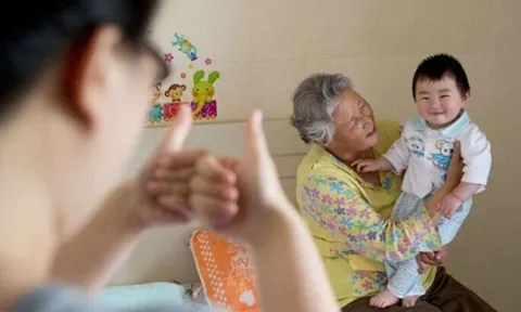 Con trai ngủ li bì, mẹ tưởng bảo mẫu cho uống thuốc ngủ, nhưng kiểm tra camera liền sợ xanh mặt