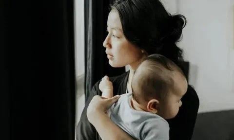 Mẹ chồng bỗng cho tôi 2 cây vàng, sau khi nghe em dâu nói mỗi tháng chi 10 triệu/tháng thuê bảo mẫu chăm con