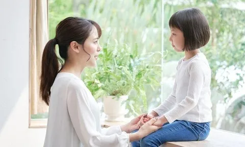 Sau chuyến đi công tác, tôi giật mình khi con gái nói tối nào bố cũng ngắm hình các cô gái xinh đẹp