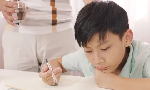 Tăng ca về nhà muộn, vừa đến cửa tôi bàng hoàng thấy cảnh chồng bế bảo mẫu