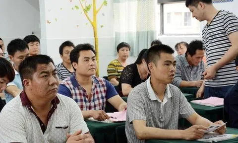 Đi họp phụ huynh đầu năm cho con về, chồng vào phòng khoá cửa suốt 1 ngày, biết nguyên nhân tôi đau khổ