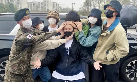 Sao Hàn xuất ngũ trong năm 2025: BTS khiến cổ phiếu tăng khi tái hợp, “mỹ nam không góc chết” trở lại