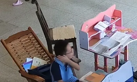 Camera ghi lại cảnh ông nội dạy cháu trai làm bài tập Tết, toàn bộ diễn biến ai xem cũng đau lòng