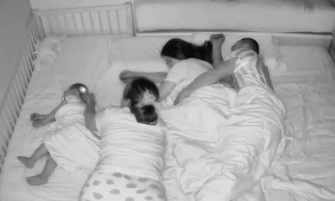 Camera ghi cảnh nửa đêm vợ chồng đang ngủ trên giường, mẹ chồng lén vào làm một việc sững người