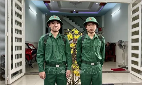 Nhiều cặp song sinh, anh em trong gia đình cùng lên đường nhập ngũ
