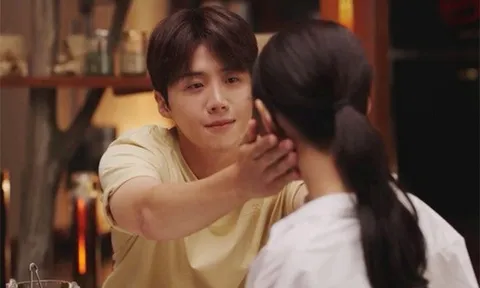 Đến nhà bạn trai ở lại qua đêm, giữa khuya liên tục nghe tiếng gõ cửa, tôi bật khóc quỳ gối trước mặt người này 