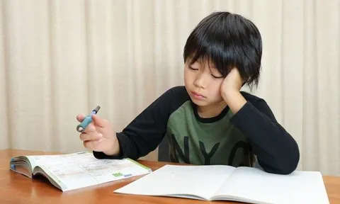 Cứ đến 8 giờ tối ngồi học là con lại chỉ tay ra cửa sổ bảo “có người”, mẹ trẻ run rẩy vì nhìn mãi không thấy ai