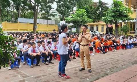 Đa dạng hóa hình thức giáo dục pháp luật trong nhà trường, lồng ghép với hoạt động ngoại khóa