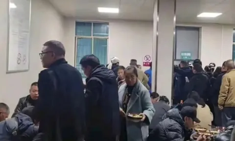 Giả làm thân nhân, "khách không mời" kéo nhau đến nhà tang lễ để được... ăn mì