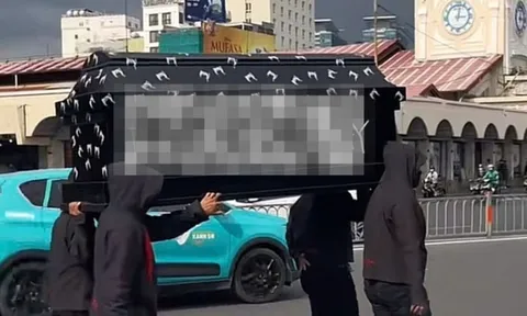 Xôn xao clip nhóm người khiêng "quan tài" trước chợ Bến Thành