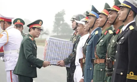 Hàng nghìn chiến sĩ hợp luyện diễu binh, diễu hành kỷ niệm 50 năm Giải phóng miền Nam