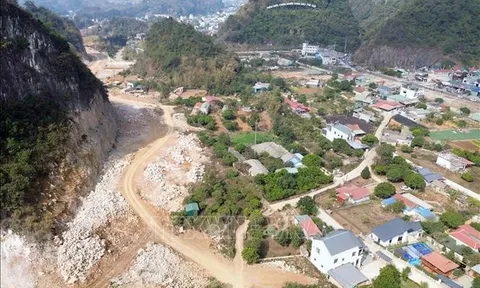 Đẩy nhanh thi công hạ tầng để giảm ùn tắc, phát triển du lịch ở Mộc Châu