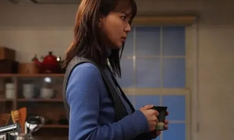 Giữa khuya đi vệ sinh thấy cửa nhà kho mở, tôi vào kiểm tra thì giật mình với cảnh tượng trước mắt