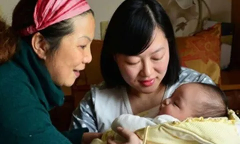 Cháu gái mới 1 tuổi bà nội đã ngăn cản không cho cháu ngủ với mẹ, con dâu biết nguyên nhân liền ly dị chồng